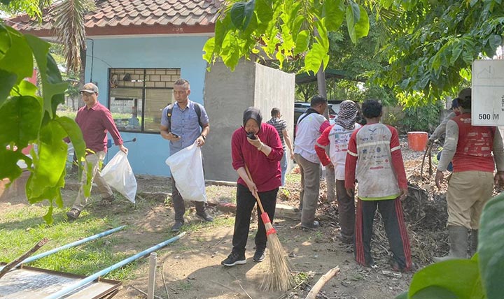 Wali Kota Risma saat kerja bakti di pintu gerbang Perumahan Marina Emas, Kecamatan Sukolilo, Surabaya. 