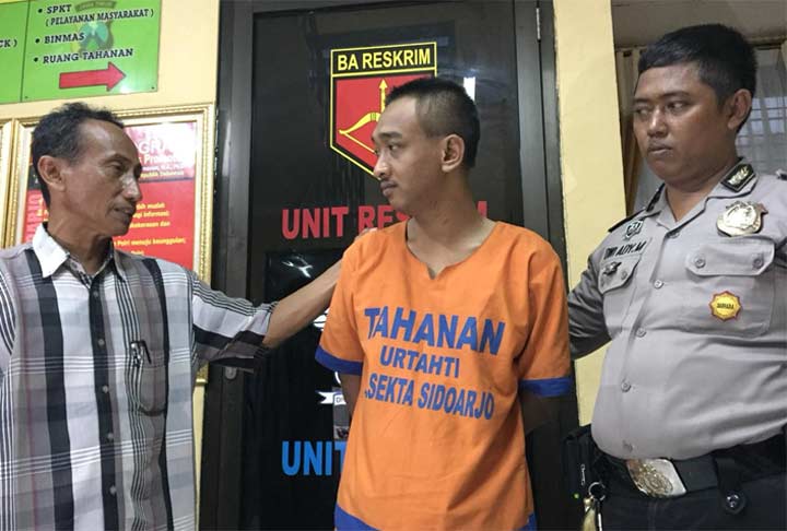 Tersangka diamankan di Mapolsek Sidoarjo Kota.