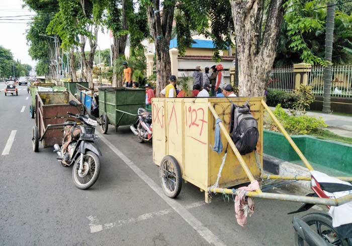 Puluhan Gerobak sampah yang diparkir di depan kator DPRD Sidoarjo, Senin (6/11).