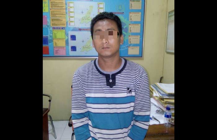 Pelaku beserta barang bukti saat digelandang ke Mapolsek Kesamben.