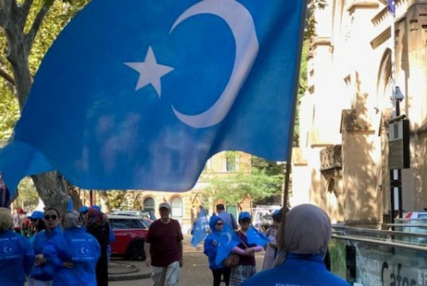 suasana di Xinjiang, dengan bendera muslim uigur. foto: net