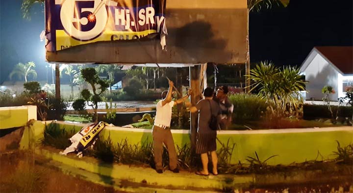 Bawaslu Pacitan hingga Senin (15/4) malam masih melakukan pembersihan.