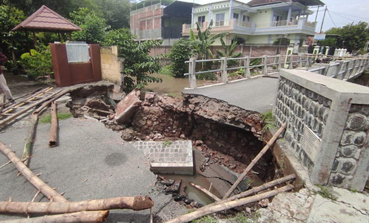Kondisi jalan jembatan yang ambrol. (foto: AAN AMRULLOH/ BANGSAONLINE)