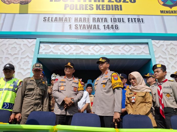 Kapolda Jawa Timur, Irjen Pol Nanang Avianto bersama Kapolres Kediri AKBP Bimo Arianto dan Wabup Kediri Dewi Mariya Ulfa di Pos Yan Mengkreng. (Ist).