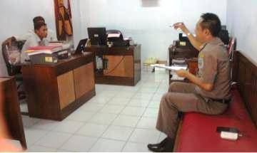 DIPERIKSA – Eks Sekretaris KPU Nganjuk Suhariyono saat dimintai keterangan penyidik Tipikor Satreskrim Polres Nganjuk, kemarin. foto: soewandito/BANGSAONLINE