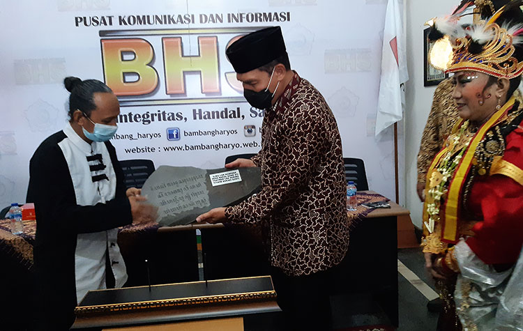 Peduli Budaya, BHS Terima Penghargaan Prasasti Aksara Jawa