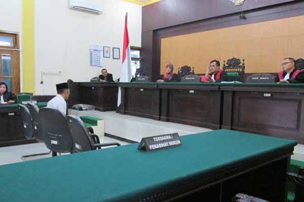 Pakde alias Sholikin saat mendengarkan tuntutan JPU. Foto: agus/BANGSAONLINE