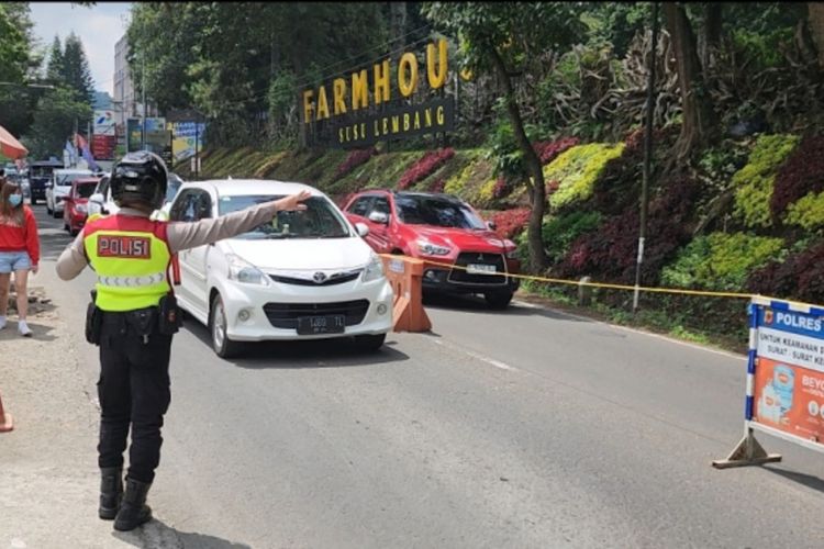 Satlantas Polres Cimahi Lakukan One Way di Kawasan Wisata Farmhouse Lembang. Foto: Ist