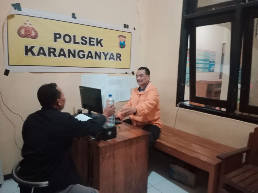 Pelaku saat menjalani pemeriksaan di kantor Polsek Karanganyar