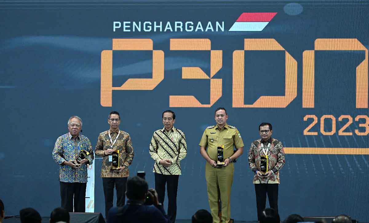 Direktur Utama SIG, Donny Arsal (paling kanan), bersama Presiden Jokowi dan para penerima Penghargaan P3DN 2023 di Jakarta. Foto: Ist