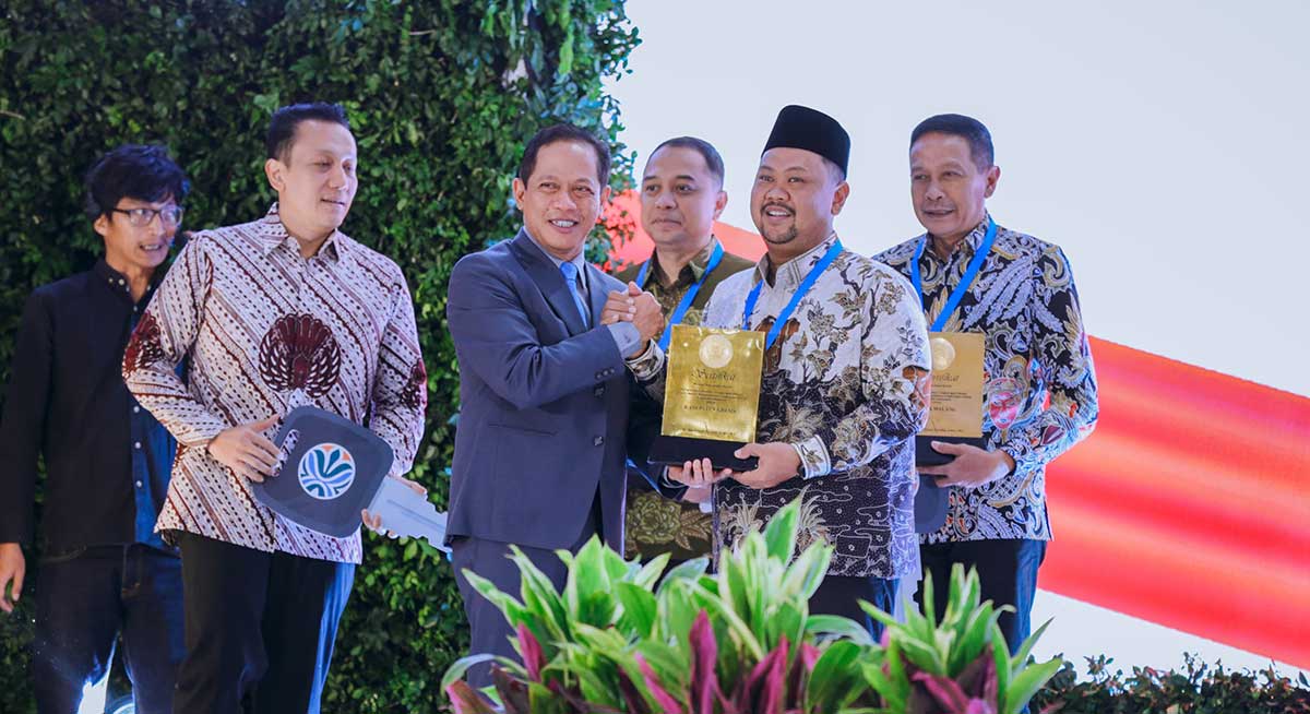 Bupati Gresik ketika menerima penghargaan.