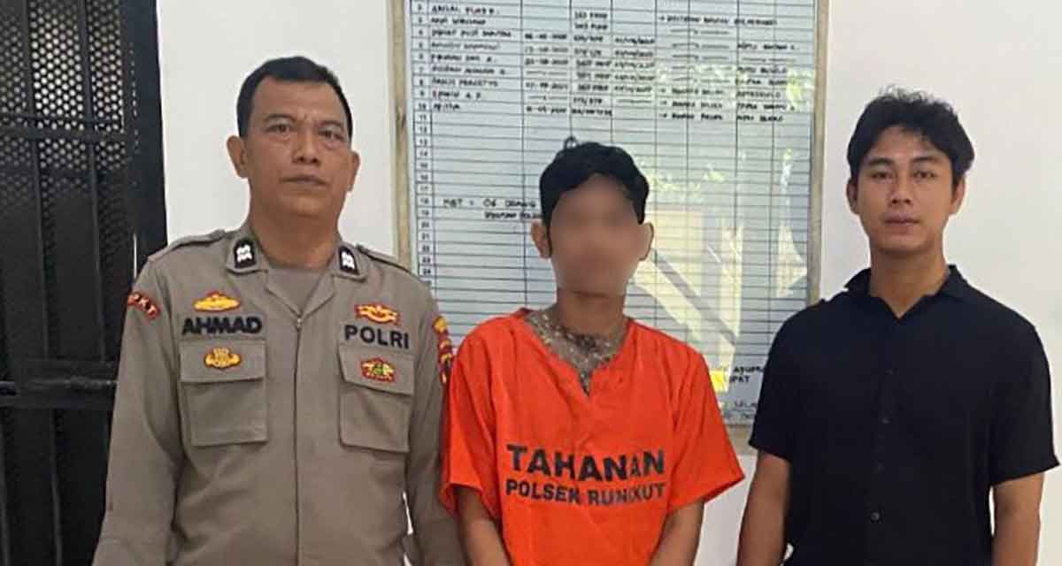 Petugas dari Polsek Rungkut saat bersama tersangka perampokan minimarket.