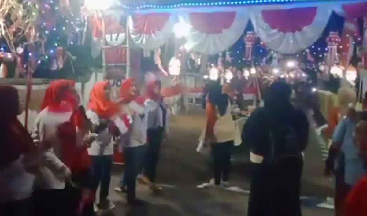 Warga Kelurahan Wiroborang, Kecamatan Mayangan, Kota Probolinggo, saat mengikuti lomba lampu hias dalam rangka memeriahkan HUT ke-78 RI.
