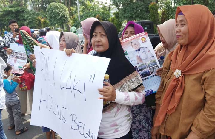 Emak-emak ketika demo di Mapolda Jatim meminta pengguna jasa prostitusi online juga ditangkap.