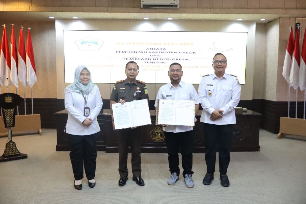Bupati Gresik Fandi Akhmad Yani dan Kajari Gresik Yanuar Utomo menunjukkan MoU Penanganan Perkara di Bidang Perdata dan TUN. Foto: Ist.