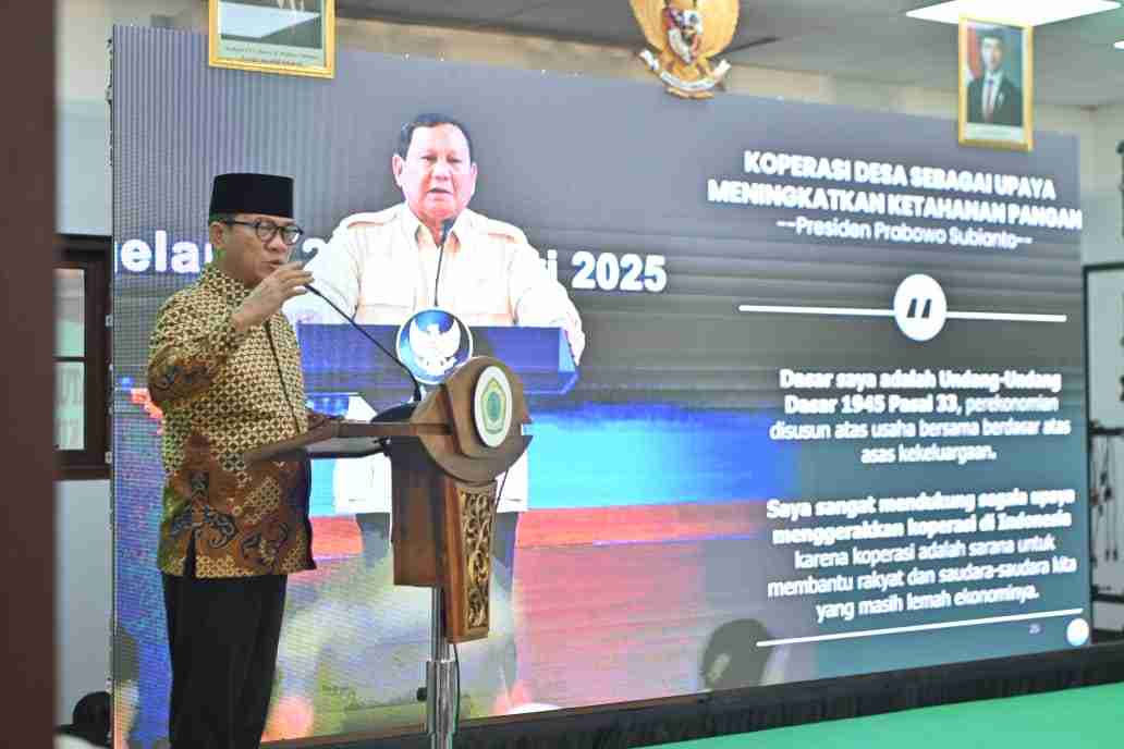  Menteri Desa dan Pembangunan Desa Tertinggal (Mendes dan PDT) Yandri Susanto saat menjadi nara sumber dalam Rapat Kerja Nasional (Rakernas) JKSN di Pondok Pesantren Amanatul Ummah Jalan Siwalankerto Utara Surabaya, Jumat (13/2/2026). Foto: Humas Kemendes