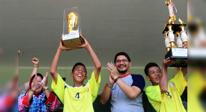 Wakil Wali Kota Pasuruan Raharto Teno Prasetyo memberikan aplaus untuk para juara.