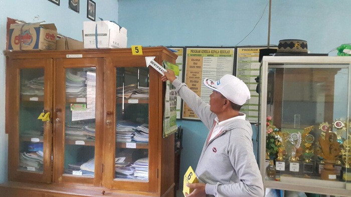 ?Almari tempat penyimpanan laptop.
