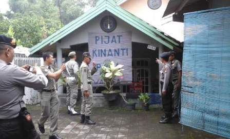 Petugas gabungan saat mendatangi salah satu panti pijat di kediri. (Dendi Martoni/BANGSAONLINE)