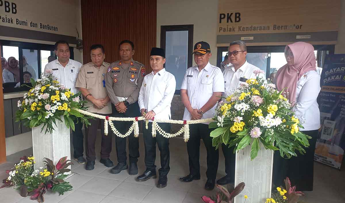 Bupati Mojokerto saat meresmikan salah satu proyek dalam rangka memperingati hari jadi daerah yang ke-732. 
