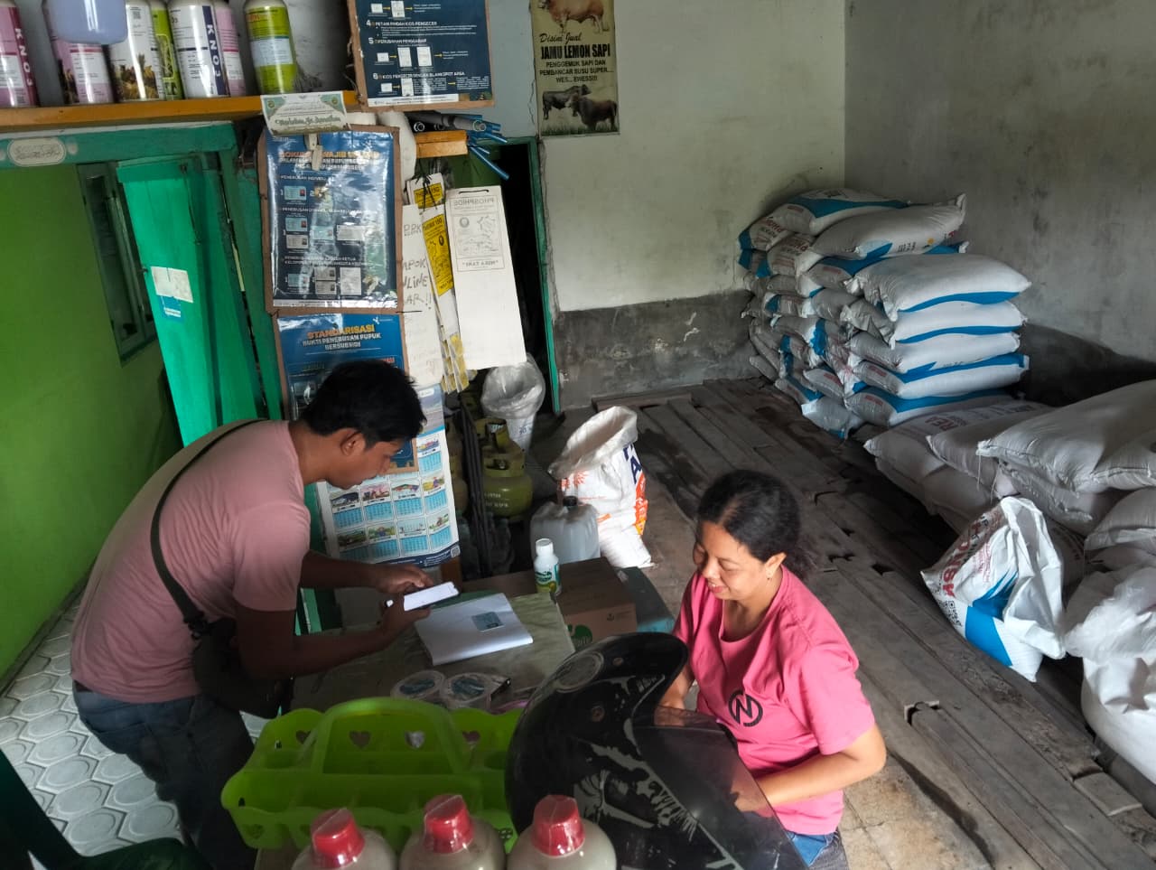Salah seorang warga Lumajang saat menebus pupuk subsidi di Kios Pupuk