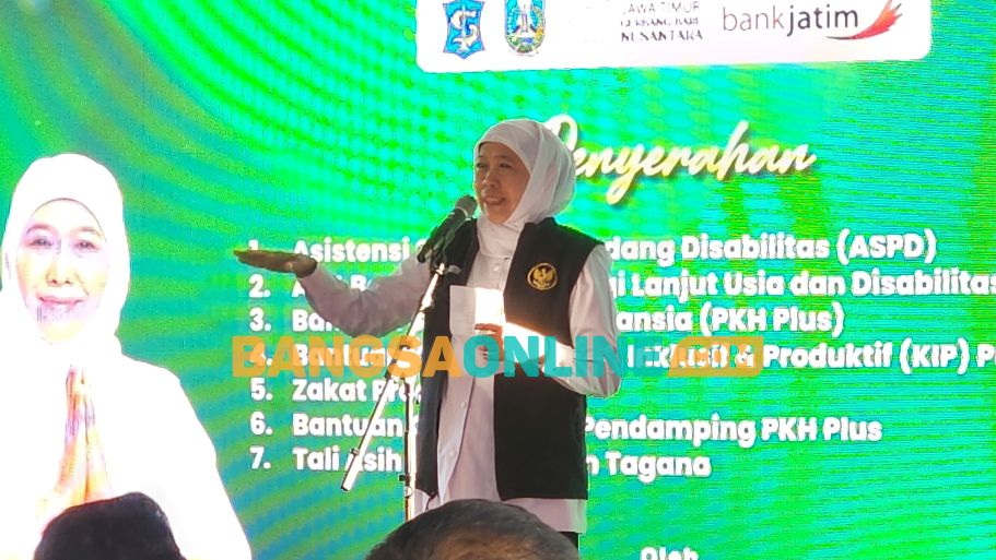 Gubernur Jawa Timur, Khofifah Indar Parawansa saat memberi sambutan. Foto: Devi Fitri Afriyanti/BANGSAONLINE
