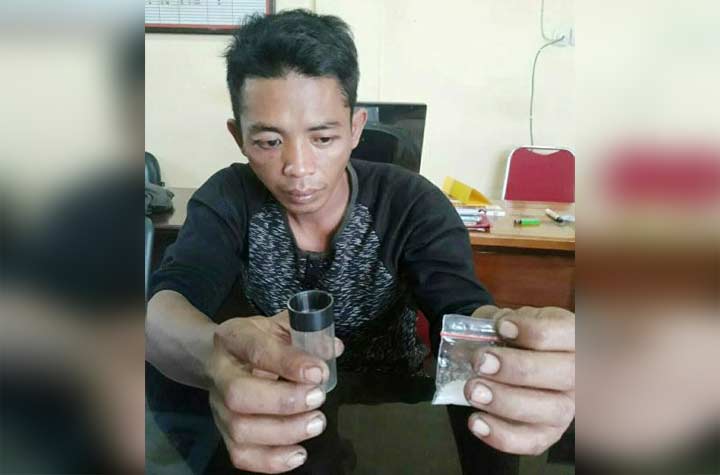 Tersangka dan barang bukti saat berhasil diamankan di Mapolres Pasuruan. foto: Andy Fachrudin/ BANGSAONLINE