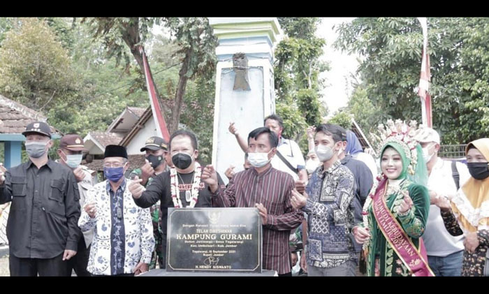 Bupati Hendy saat melakukan kunjungan ke Desa Tegalwangi sekaligus mengesahkan sebagai desa Kampung Gurami ditandai dengan pemasangan batu prasasti, Sabtu (18/9) kemarin.