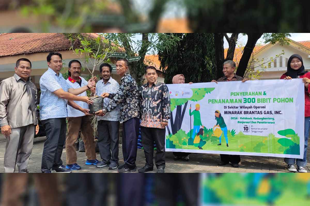 Minarak Brantas Gas Serahkan 300 Bibit Pohon untuk Desa Sekitar Tanggulangin Sidoarjo