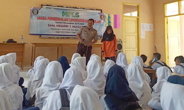 Aiptu Moh. Fajar saat menyampaikan materi tentang bahaya narkoba.