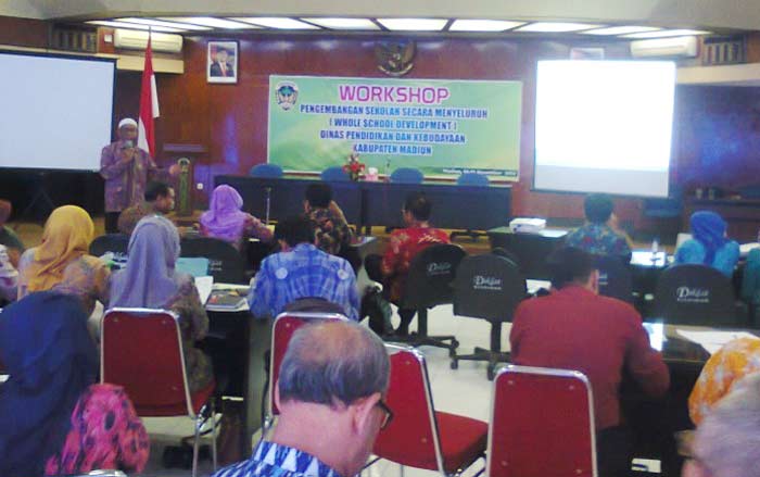 Workshop pengembangan sekolah secara menyeluruh yang diadakan untuk pengawas SD dan SMP seluruh Kabupaten Madiun.