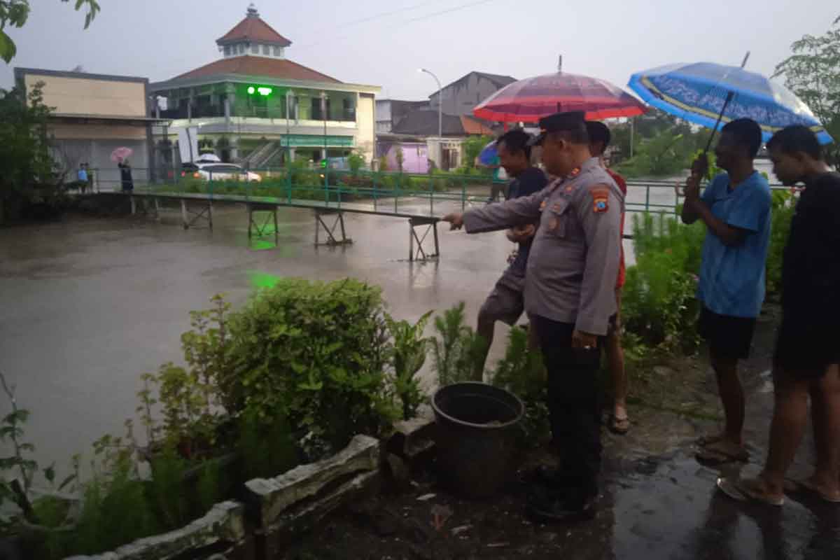 Anggota Polresta Sidoarjo saat menunjukkan lokasi bunuh diri di Desa Kraton, Kecamatan Krian, Sidoarjo, Rabu (22/2/2023)
