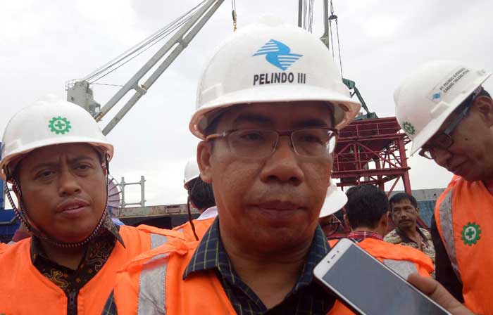 Ketua Komisi B DPRD Jatim Achmad Firdaus Fibrianto didampingi koleganya, Agus Maimun memberi keterangan pers usai sidak bongkar muat garam impor di pelabuhan Jambrud, Tanjung Perak. foto: M DIDI ROSADI/ BANGSAONLINE