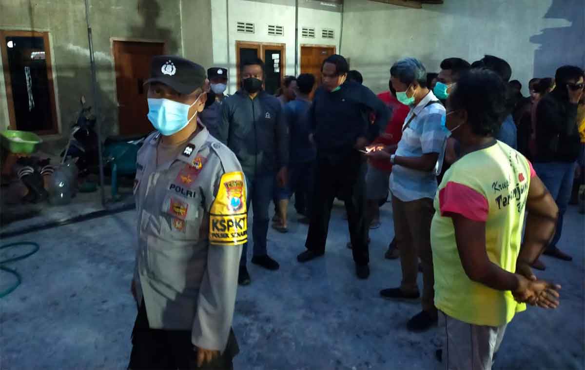 Petugas saat mengevakuasi penemuan 2 mayat perempuan dalam rumah di Jalan Sulawesi, Kecamatan Sananwetan, Kota Blitar.
