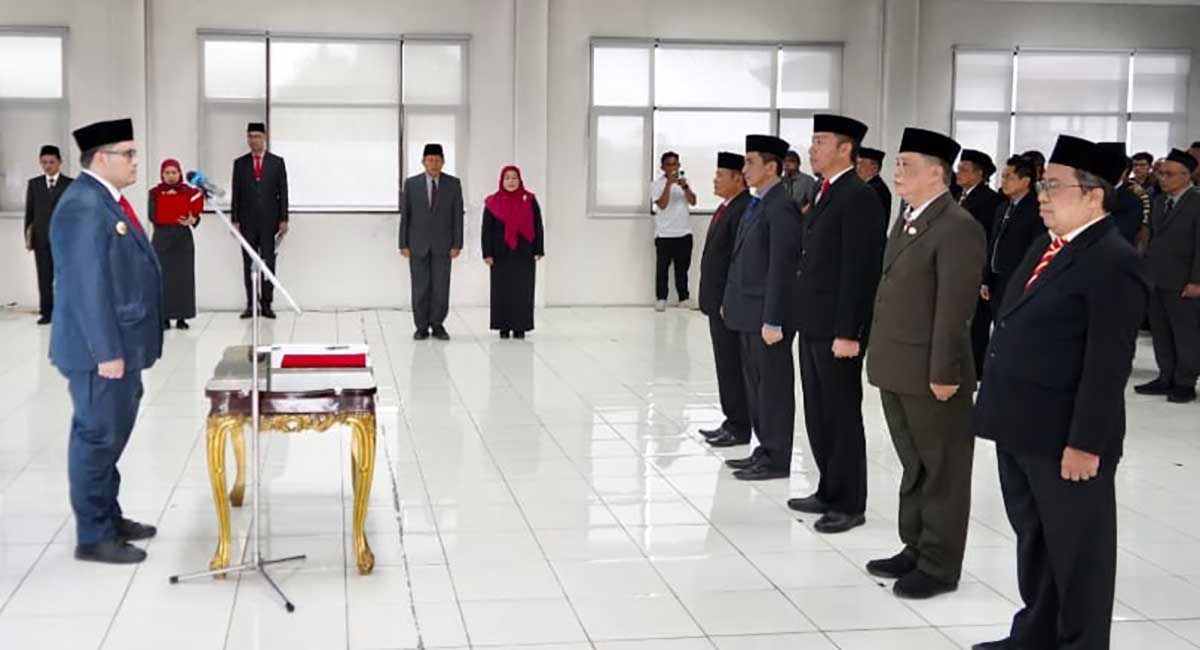 Bupati Kediri saat melantik lima pejabat tinggi pratama. Foto: Ist
