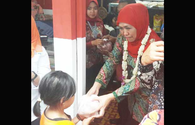 Mensos Khofifah menyerahkan bantuan kepada anak-anak di Nganjuk.