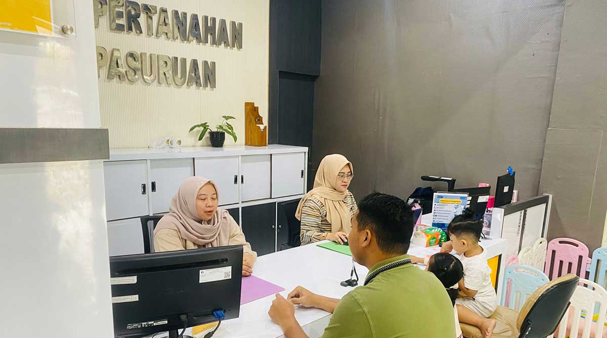 Petugas dari Kantah Kota Pasuruan saat melayani pemohon.