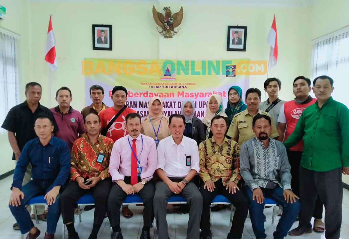 Direktur YLBH Fajar Trilaksana, Andi Fajar Yulianto, dan Muhlison bersama peserta pembekalan hukum. Foto: SYUHUD/BANGSAONLINE
