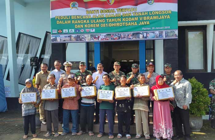 Perwakilan warga terdampak bencana saat menerima paket sembako?.