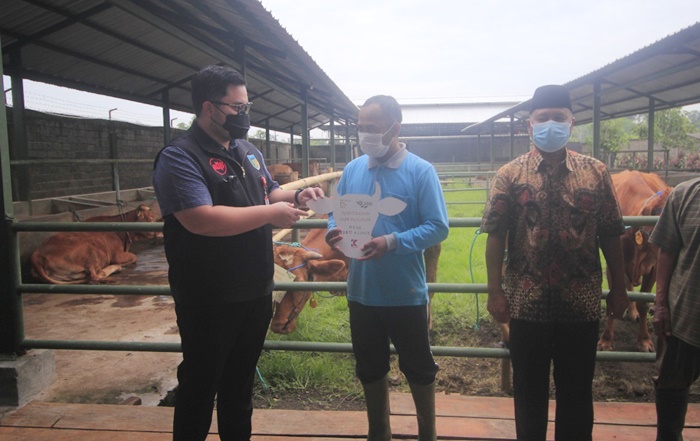 Bupati Kediri Hanindhito Himawan Pramana saat menyerahkan secara simbolis hibah sapi kepada peternak dari Desa Tiru Kidul, Kecamatan Gurah. foto: ist.