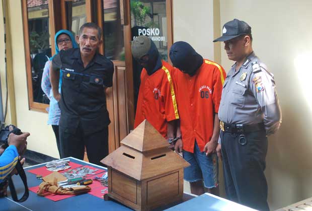Tersangka bersama barang bukti saat diamankan,