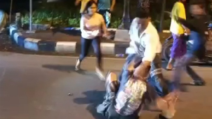 

Kejadian bentrok adujontos di jalan hingga tumbang di Pamekasan.