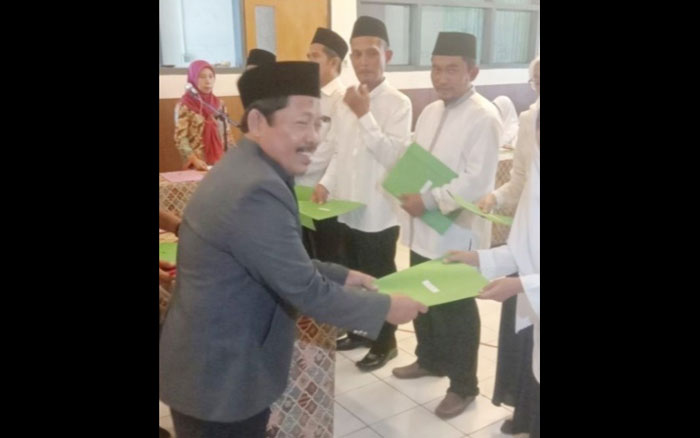  Kepala Kemenag Kota Pasuruan, MF, dalam satu acara.