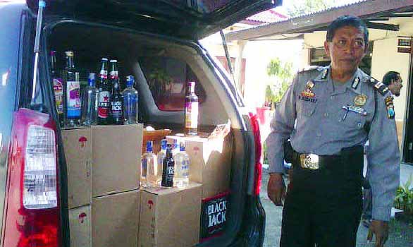 Barang bukti berupa puluhan botol miras saat diamankan. (foto: rizal/BANGSAONLINE)