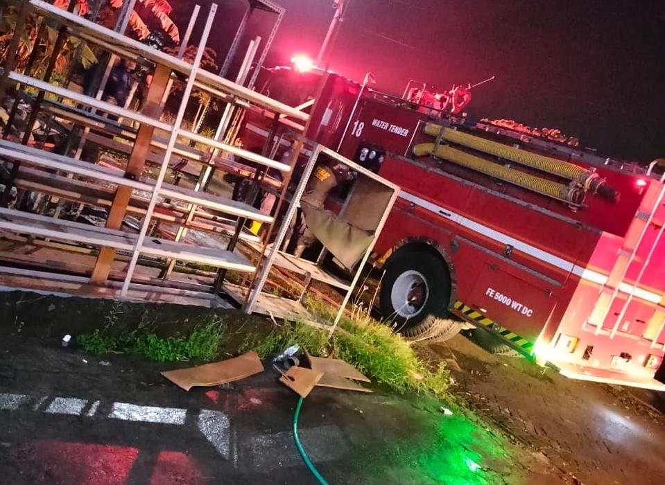 Mobil Damkar Sidoarjo yang dikerahkan untuk memadamkan api
