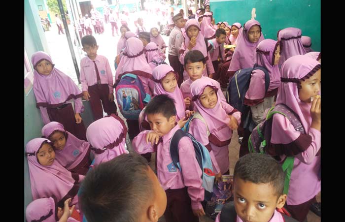 Siswa-siswi MI Plus Trenggalek saat istirahat. Foto: Herman S/BANGSAONLINE