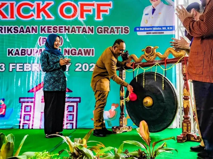 Bupati Ngawi saat menabuh gong sebagai tanda diresmikannya PKG
