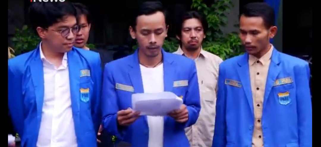 Para pimpinan PMII saat membacakan Seruan Moral Darurak Demokrasi. Foto: bangsaonline