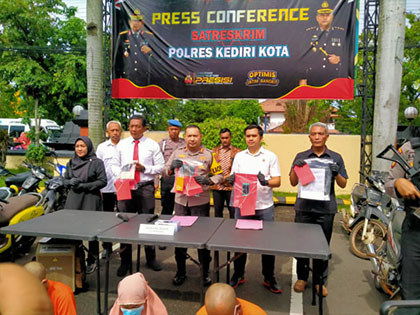 Kapolres Kediri Kota saat menggelar jumpa pers dengan menunjukkan barang bukti dan para tersangka.