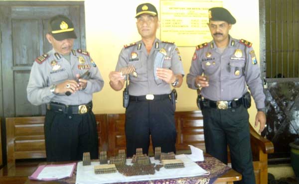 Ratusan amunisi yang diamankan. foto: soewandito/ BANGSAONLINE